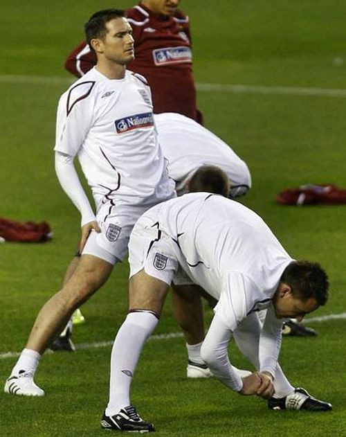 Ở góc ảnh này, Lampard và Terry rất dễ gây hiểm lầm cho fan. Ở góc ảnh này, Lampard và Terry rất dễ gây hiểm lầm cho fan.