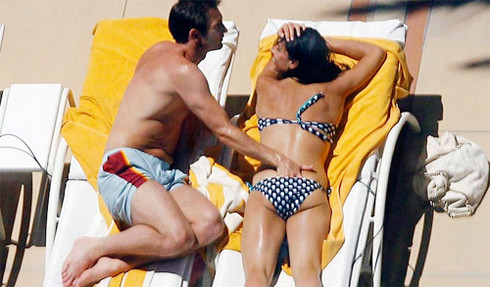 Hành động kỳ quặc của Lampard với bạn gái. Hành động kỳ quặc của Lampard với bạn gái.