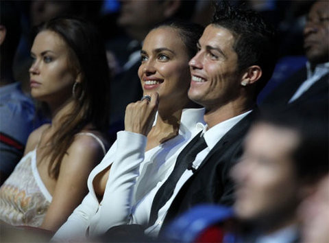Một số hình ảnh C.Ronaldo và Irina Shayk liên tục cười đùa tình tứ với nhau.