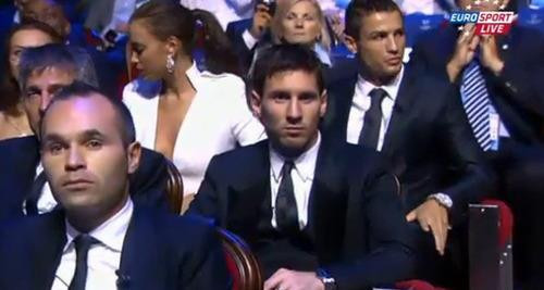 Người đẹp nước Nga diện bộ đồ màu trắng khoét cổ sâu và thả rông ngực trần, để lộ vòng một quyến rũ. Còn CR7 thì vẫn như thường thấy, vẻ lịch lãm, đẹp trai…