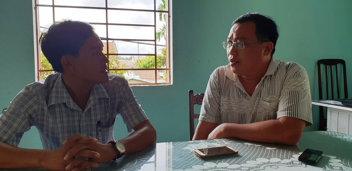 Ông Bùi Trọng Nin - Phó đội trưởng Đội kiểm tra quy tắc huyện Thăng Bình (bên trái) nói về “thư ngỏ” của cơ quan cho doanh nghiệp.