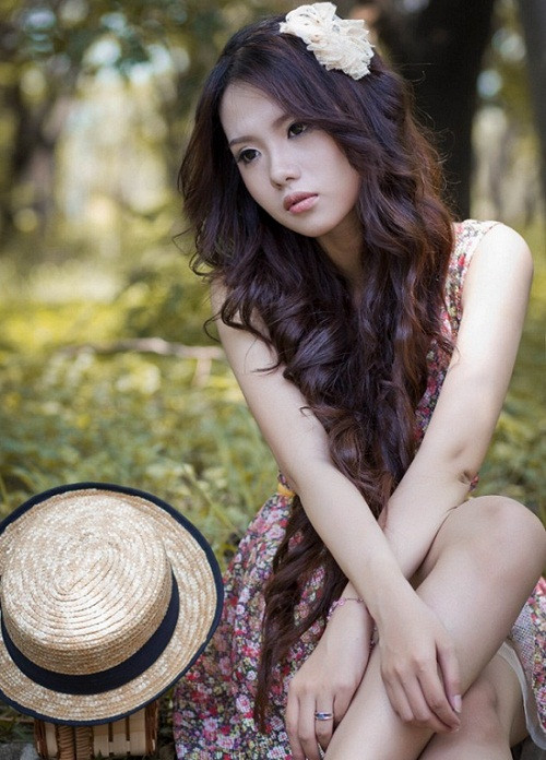 Minh Trúc sở hữu một ngoại hình ưa nhìn, cao 1m65 với số đo ba vòng khá chuẩn và một gương mặt đẹp tự nhiên. <<HOA KHÔI CÁC TRƯỜNG ĐẠI HỌC <<NGÔI SAO HỌC ĐƯỜNG >> NỮ SINH MẶC ÁO DÀI ĐẸP HƠN VẺ XUÂN THÌ CỦA MAI PHƯƠNG THÚY (P16)