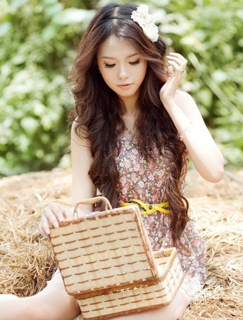 Nguyễn Lê Minh Trúc có nick name là Mitu Kat (SN 1992), đang học chuyên ngành Kinh Tế Học của Đại Học Cần Thơ. <<HOA KHÔI CÁC TRƯỜNG ĐẠI HỌC <<NGÔI SAO HỌC ĐƯỜNG >> NỮ SINH MẶC ÁO DÀI ĐẸP HƠN VẺ XUÂN THÌ CỦA MAI PHƯƠNG THÚY (P16)