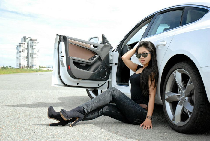 Rainie Nguyễn chọn tông màu trang phục đối lập với màu của chiếc xe càng làm tôn lên sức hút của người đẹp và độ sang trọng của chiếc xe. Rainie Nguyễn chọn tông màu trang phục đối lập với màu của chiếc xe càng làm tôn lên sức hút của người đẹp và độ sang trọng của chiếc xe.