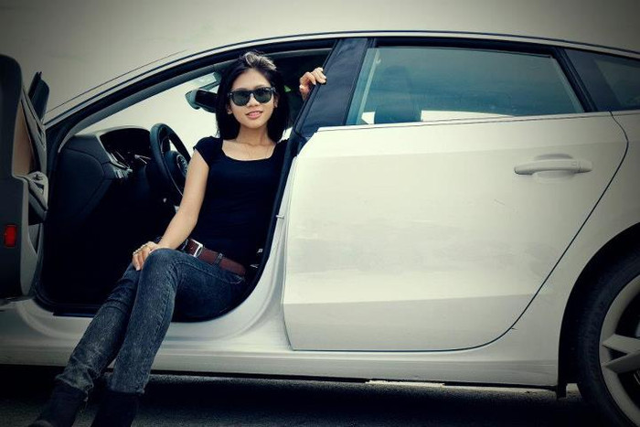 Người đẹp chân dài diện quần Jean và áo phông bó sát khỏe khoắn và cá tính Người đẹp chân dài diện quần Jean và áo phông bó sát khỏe khoắn và cá tính