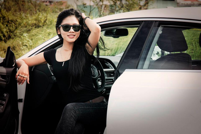 Người đẹp nổi bật trên nền trắng của xe Người đẹp nổi bật trên nền trắng của xe