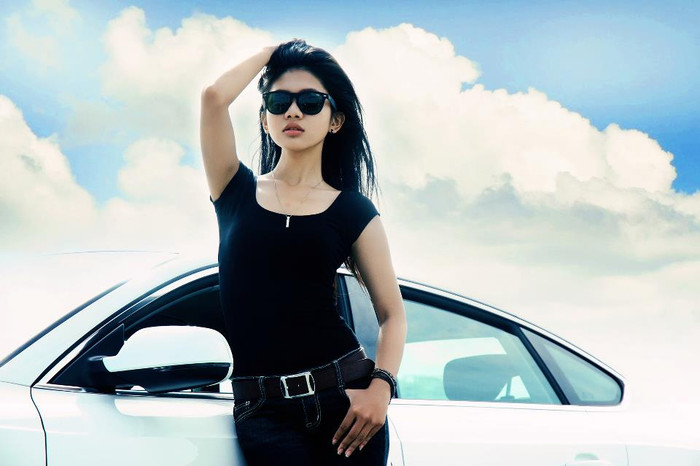 Một phong cách sang trọng và đẳng cấp với cặp kính đen nổi bật Một phong cách sang trọng và đẳng cấp với cặp kính đen nổi bật