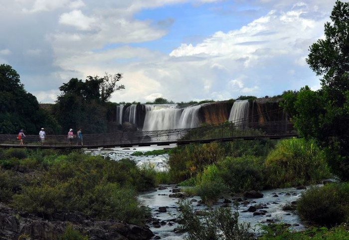 Cầu treo qua thác nước
