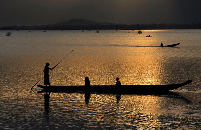 Vượt lên!, nước hồ phẳng lặng - con thuyền đợi ai?