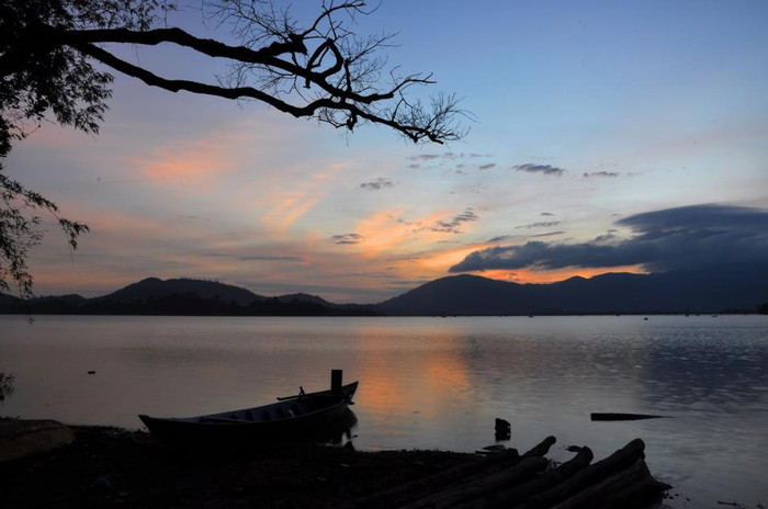 BẾN ĐỢI: "Lá rụng, chiều tàn - mây vẫn bay Lặng lẽ nơi này - ai đợi ai !"