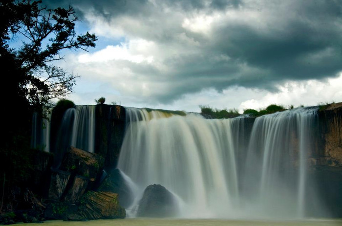 Thác nước Dray Nur, dòng nước trắng xóa từ trên cao đổ xuống giống như những tấm lụa đang được kéo dệt