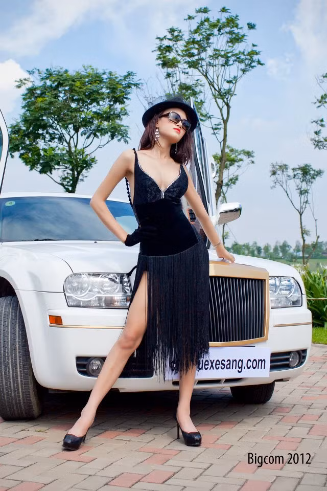 Chiếc váy xẻ rộng phô trọn những đường cong nóng bỏng