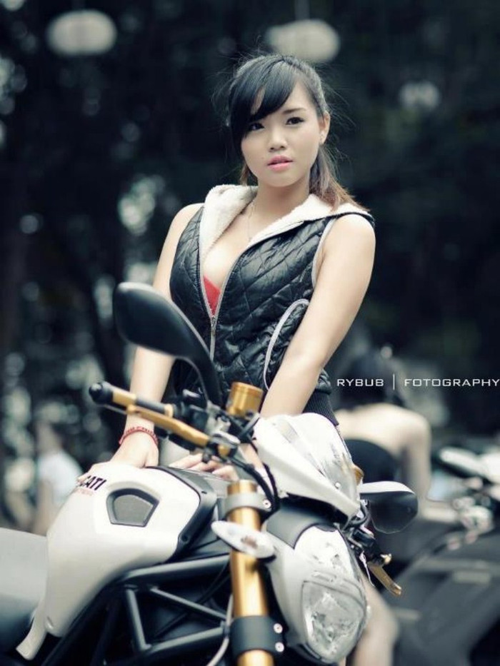 Hoài Thiên còn được mời tham gia các sự kiện như Hội chợ triễn lãm xe, làm Model quảng cáo cho những dòng xe nổi tiếng, tham gia chụp mẫu cho Hội Ducati moto và một số nhà nhiếp ảnh khác...