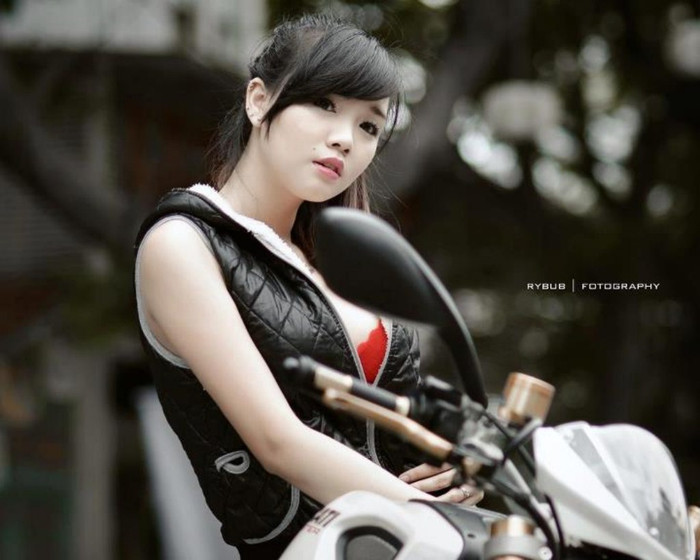 Trong những shoot hình này Hoài Thiên khoe hờ vòng một quyến rũ từ chiếc áo khoác sexy