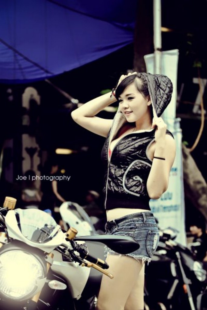 Hoài Thiên được coi là gương mặt khá quen thuộc trong các triễn lãm xe hơi, mô tô, và các sự kiện thời trang tầm cỡ tại Sài thành