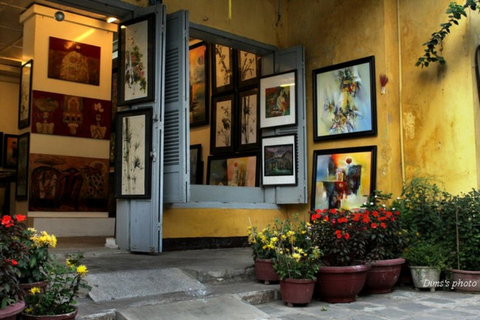 Một ngôi nhà cổ trưng bày tranh