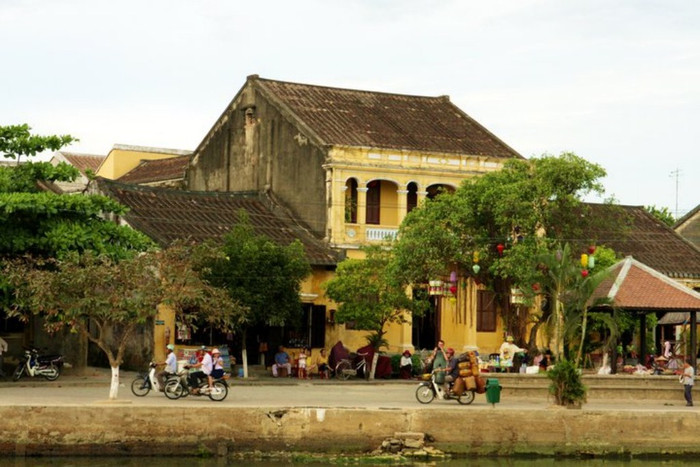 Những chiếc xe vẫn vội vã trong chiều