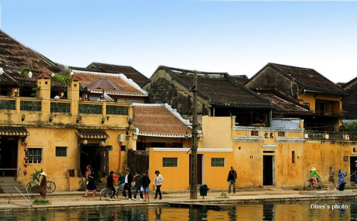 Không gian, màu sắc giản dị, màu nắng dịu nhẹ của chiều, những ngôi nhà cổ hàng trăm năm làm nên nét đẹp riêng của Hội An mà không ở đâu có được