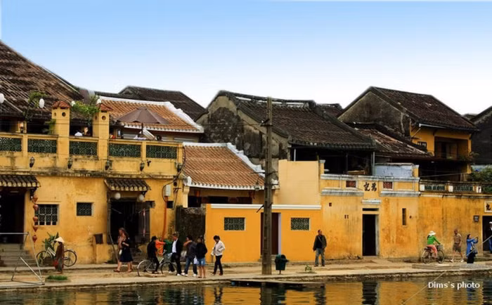 Không gian, màu sắc giản dị, màu nắng dịu nhẹ của chiều, những ngôi nhà cổ hàng trăm năm làm nên nét đẹp riêng của Hội An mà không ở đâu có được