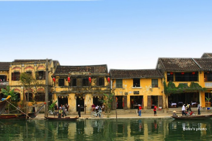 Dãy nhà cổ bên dòng sông nước xanh tươi mát