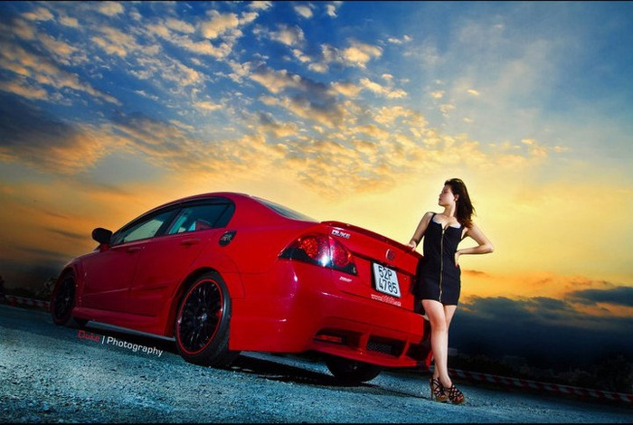 Lấy bối cảnh chiều hoàng hôn tuy nhiên không vì thế mà giảm đi ánh sáng và vẻ đẹp của xe và người, mà ngược lại làm nổi bật, tương phản giữa màu xe, màu váy áo và màu hoàng hôn của bầu trời