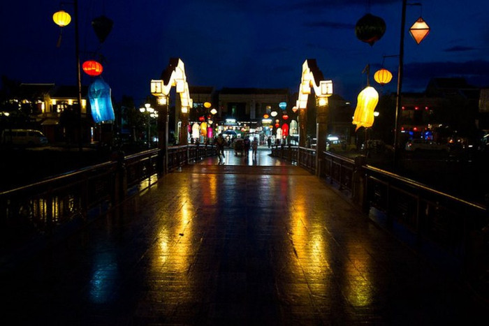 Cùng với chức năng giao thông, cầu còn là nơi sinh hoạt tín ngưỡng có liên quan đến truyền thuyết về việc trấn yểm thủy quái, thủy tai giữ gìn sự yên bình cho phố xá và cộng đồng cư dân Hội An. Cùng với chức năng giao thông, cầu còn là nơi sinh hoạt tín ngưỡng có liên quan đến truyền thuyết về việc trấn yểm thủy quái, thủy tai giữ gìn sự yên bình cho phố xá và cộng đồng cư dân Hội An.