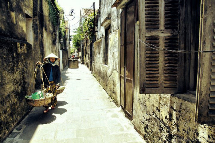 Ngõ phố vắng và cô bán hàng rong vẫn mải miết đi về trong cái nắng chói chang của đất Quảng Ngõ phố vắng và cô bán hàng rong vẫn mải miết đi về trong cái nắng chói chang của đất Quảng
