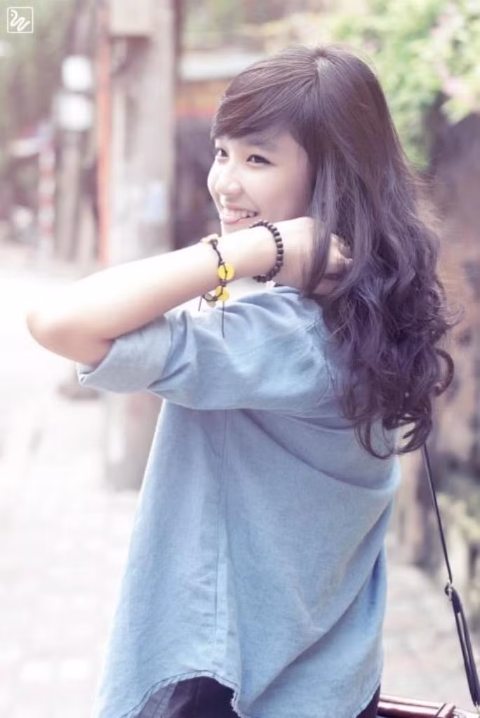 Minh Tâm không những có vẻ ngoài xinh xắn, dễ mến mà còn khiến các bạn nể bời thành tích học tập đáng nể: 9 năm liền đạt danh hiệu học sinh giỏi. Hiện Minh Tâm đang chuyên tâm học thật tốt vì sắp bước vào lớp 12 với nhiều kỳ thi quan trọng. >>NGẮM NỮ SINH ĐẸP NHƯ PHẠM BĂNG BĂNG >> NỤ CƯỜI TỎA SÁNG CỦA MISS NGÔI SAO BÍCH KHANH Minh Tâm không những có vẻ ngoài xinh xắn, dễ mến mà còn khiến các bạn nể bời thành tích học tập đáng nể: 9 năm liền đạt danh hiệu học sinh giỏi. Hiện Minh Tâm đang chuyên tâm học thật tốt vì sắp bước vào lớp 12 với nhiều kỳ thi quan trọng. >>NGẮM NỮ SINH ĐẸP NHƯ PHẠM BĂNG BĂNG >> NỤ CƯỜI TỎA SÁNG CỦA MISS NGÔI SAO BÍCH KHANH