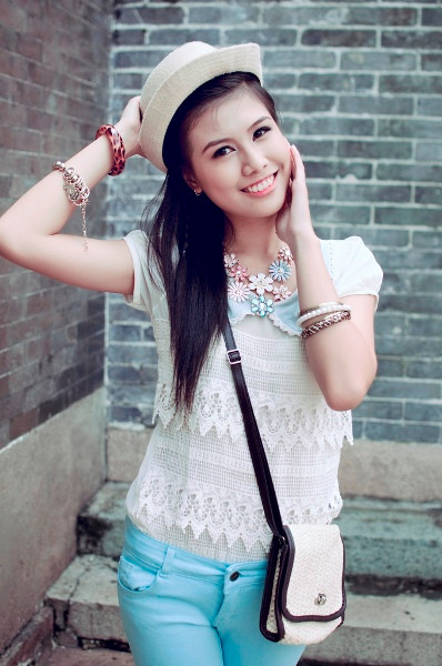 Sở hữu số đo ba vòng khá chuẩn cùng gương mặt biểu cảm, Nguyễn Thùy Vân Trang hiện đang đảm nhiệm vai trò là người mẫu cho báo Mực tím, sao.vn, 24h ... <<HOA KHÔI CÁC TRƯỜNG ĐẠI HỌC <<NGÔI SAO HỌC ĐƯỜNG