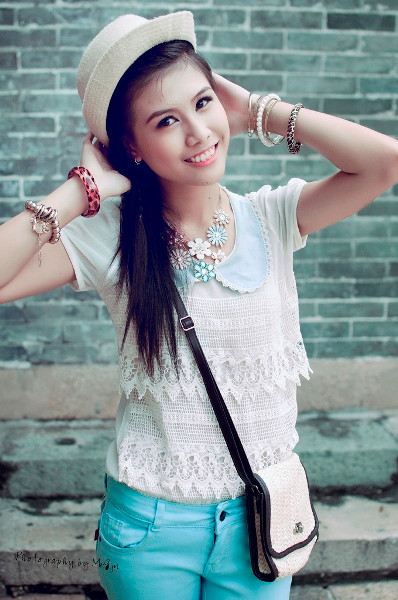 Vân Trang rất biết cách làm mới mình bỏi thế cô bạn luôn luôn nổi bật giữa đám đông bởi vẻ đẹp cuốn hút cũng như phong cách rất hợp thời trang của mình. <<HOA KHÔI CÁC TRƯỜNG ĐẠI HỌC <<NGÔI SAO HỌC ĐƯỜNG