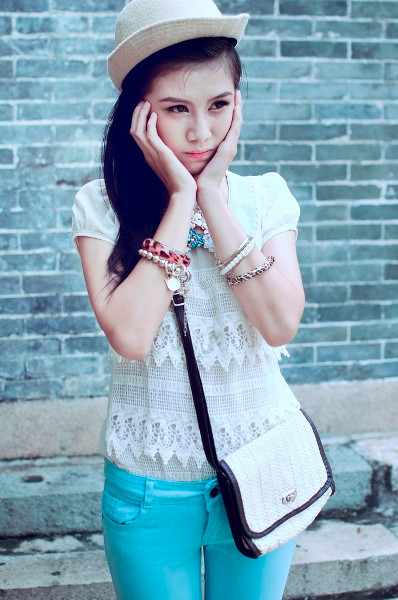 Tham gia vào nhóm CLB xì teen của báo Mực Tím năm 2010 đến nay, tham gia các show diễn của báo như Bay đến ước mơ 8, Mực tím STYLE, bé vẽ Rồng 2012... từng tham gia chương trình style & star và yourstyle của kênh YEAH1 Tv, chụp quảng cáo cho nhãn hàng thời trang Foci...v..v <<HOA KHÔI CÁC TRƯỜNG ĐẠI HỌC <<NGÔI SAO HỌC ĐƯỜNG