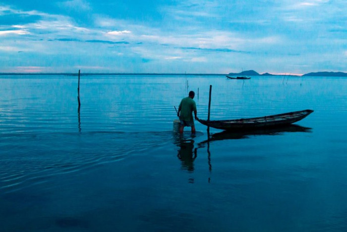 Nước sông mênh mông...thuyền trôi dạt Nước sông mênh mông...thuyền trôi dạt