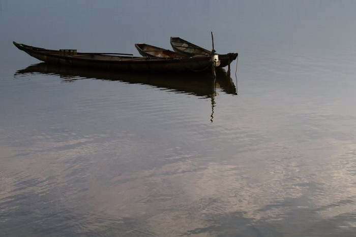 Lênh đênh thuyền trôi một dòng... Lênh đênh thuyền trôi một dòng...
