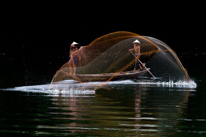 Tung chài, cảnh đẹp thực như mộng, như được vẽ bằng bút pháp điêu luyện Tung chài, cảnh đẹp thực như mộng, như được vẽ bằng bút pháp điêu luyện