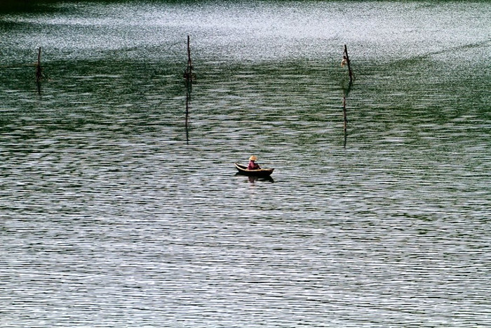 Thuyền xa vạn dặm... Thuyền xa vạn dặm...