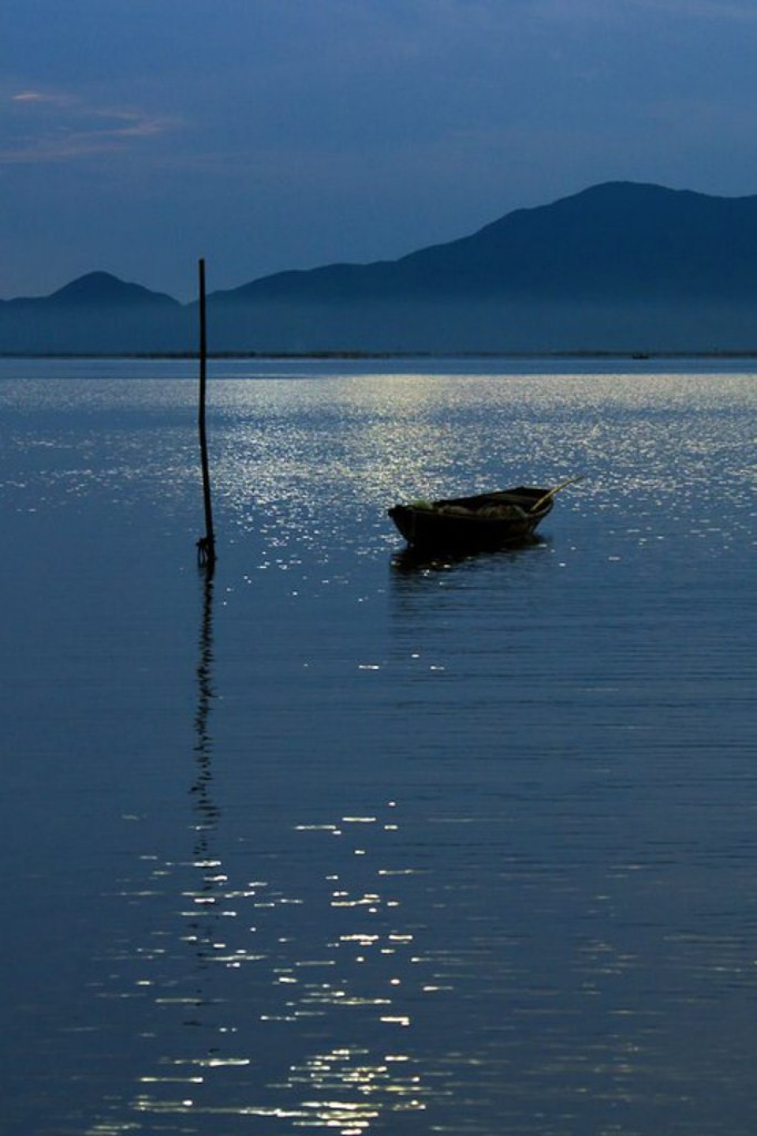 Đơn chiếc...dòng sông lấp lánh ánh sao mờ... Đơn chiếc...dòng sông lấp lánh ánh sao mờ...