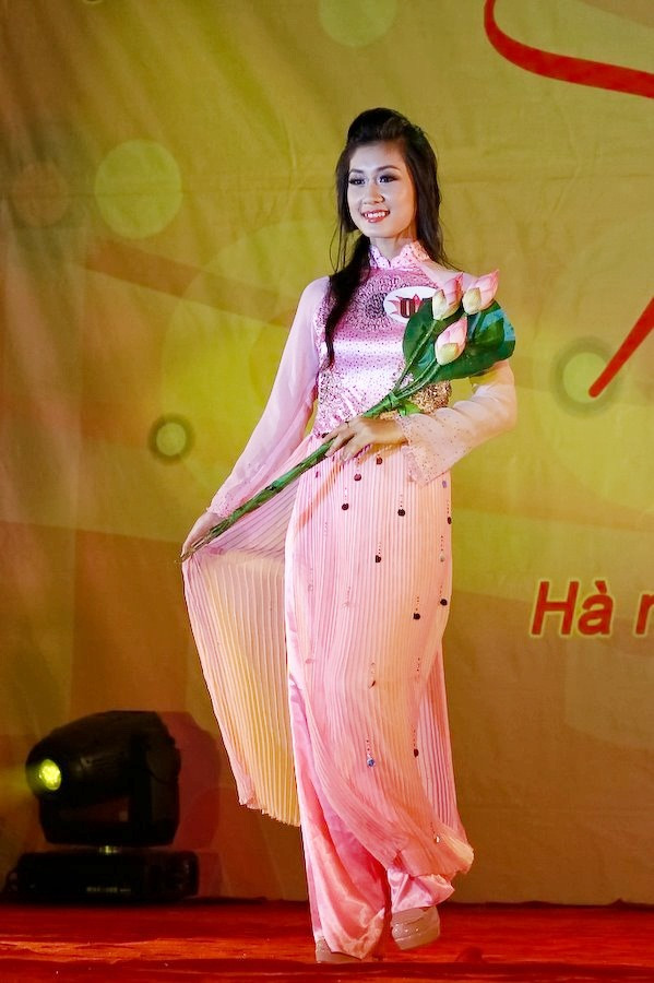 <<HOA KHÔI CÁC TRƯỜNG ĐẠI HỌC <<NGÔI SAO HỌC ĐƯỜNG <<NGỠ NGÀNG TRƯỚC VẺ QUYẾN RŨ CỦA HOTGIRL MIỀN TÂY