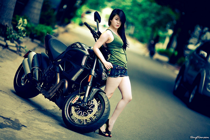 Chiếc moto "Ducati " hiện là "cơn sốt" trong giới tốc độ, đặc biệt là là món quà yêu thích của các đại gia Việt, là chiến hữu làm nên đẳng cấp khác biệt. Chiếc moto "Ducati " hiện là "cơn sốt" trong giới tốc độ, đặc biệt là là món quà yêu thích của các đại gia Việt, là chiến hữu làm nên đẳng cấp khác biệt.