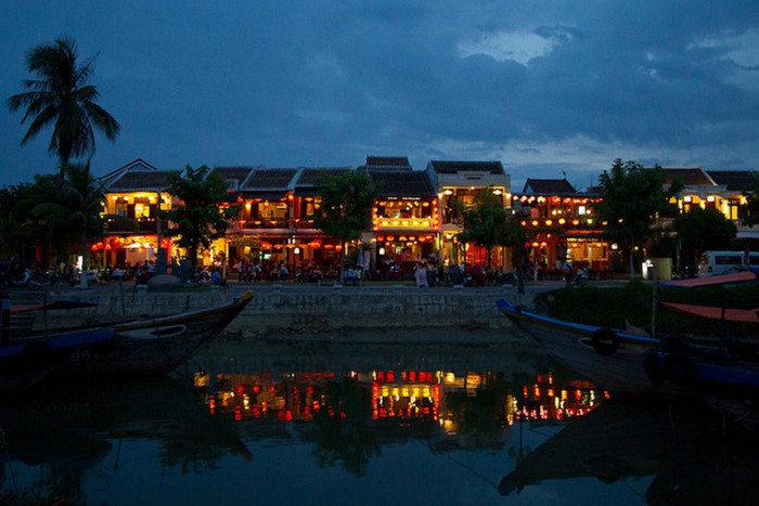 Khu phố Hội An rực rỡ ánh đèn lồng, làm nên một nét đặc trưng riêng của mảnh đất "thánh địa" Khu phố Hội An rực rỡ ánh đèn lồng, làm nên một nét đặc trưng riêng của mảnh đất "thánh địa"