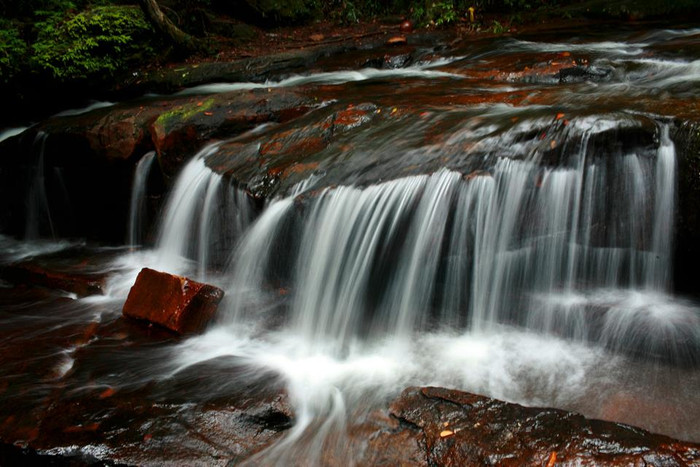 Suối Đá Bàn với dòng nước trắng chảy đều quanh năm