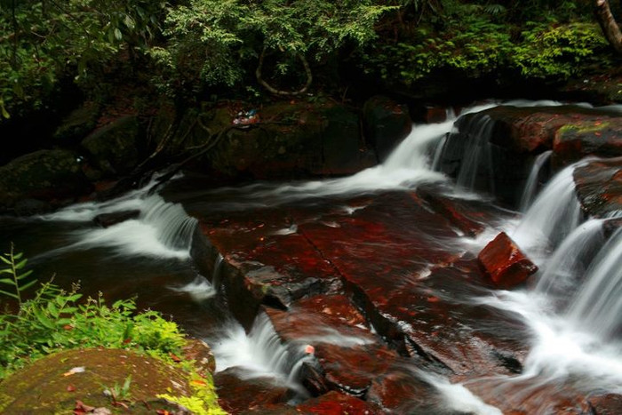 Những tảng đá màu huyết khiến du khách không thể kìm lòng