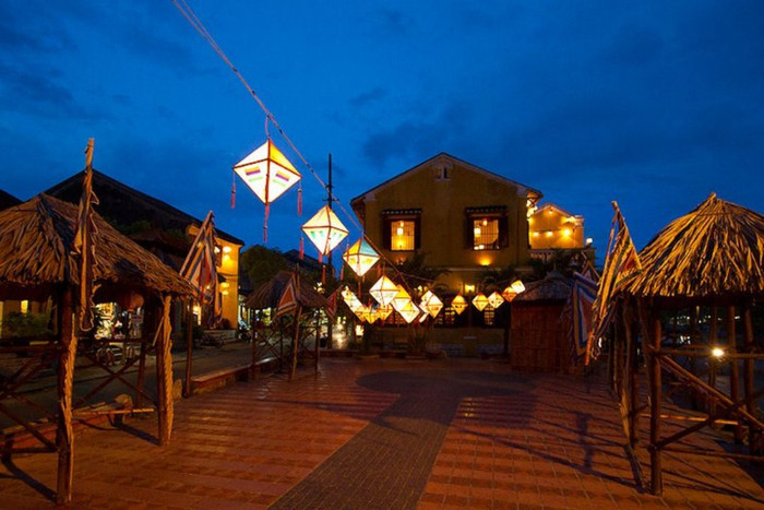 Những ngôi nhà cổ với những chiếc đèn lồng được trang trí hai bên lỗi đi Những ngôi nhà cổ với những chiếc đèn lồng được trang trí hai bên lỗi đi