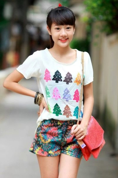 Vũ Hà An Phương sinh năm 1997, cô bé xinh xắn này vừa tốt nghiệp Trường THCS Việt Nam - Angiêri, Hà Nội và sắp bước vào lớp 10 Trường THPT Trần Hưng Đạo - Hà Nội. <<HOA KHÔI CÁC TRƯỜNG ĐẠI HỌC <<NGÔI SAO HỌC ĐƯỜNG Vũ Hà An Phương sinh năm 1997, cô bé xinh xắn này vừa tốt nghiệp Trường THCS Việt Nam - Angiêri, Hà Nội và sắp bước vào lớp 10 Trường THPT Trần Hưng Đạo - Hà Nội. <<HOA KHÔI CÁC TRƯỜNG ĐẠI HỌC <<NGÔI SAO HỌC ĐƯỜNG