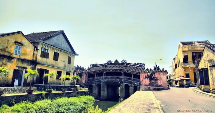 Chùa Cầu một chiều nắng