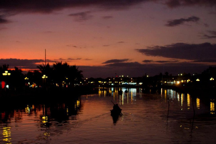 Dòng sông lung linh ánh đèn Dòng sông lung linh ánh đèn