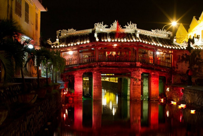 Chùa Cầu rực rỡ ánh đèn, lung linh sắc màu Chùa Cầu rực rỡ ánh đèn, lung linh sắc màu