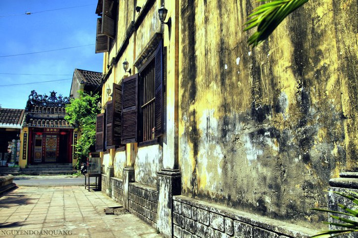 Những ngôi nhà cổ màu vàng điểm chút rêu mốc, màu ngói đã cũ theo năm tháng, nhìn những ngôi nhà này có thể cảm nhận được sự yên bình của cả một khu phố... Những ngôi nhà cổ màu vàng điểm chút rêu mốc, màu ngói đã cũ theo năm tháng, nhìn những ngôi nhà này có thể cảm nhận được sự yên bình của cả một khu phố...