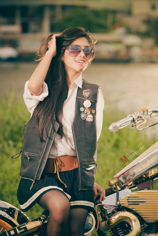 Sánh vai cùng chiếc xe lạ và độc này là người đẹp sài thành cũng không kém phần cá tính và táo bạo, với trang phục không quá hở hang nhưng cũng đã tạo nên sự ăn ý đối với chiếc xe Sánh vai cùng chiếc xe lạ và độc này là người đẹp sài thành cũng không kém phần cá tính và táo bạo, với trang phục không quá hở hang nhưng cũng đã tạo nên sự ăn ý đối với chiếc xe