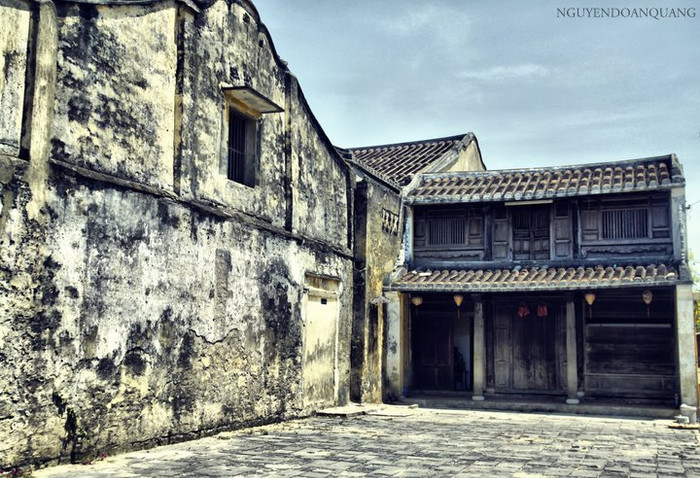 Những chiếc đèn lồng treo lơ lửng trước hiên nhà Những chiếc đèn lồng treo lơ lửng trước hiên nhà