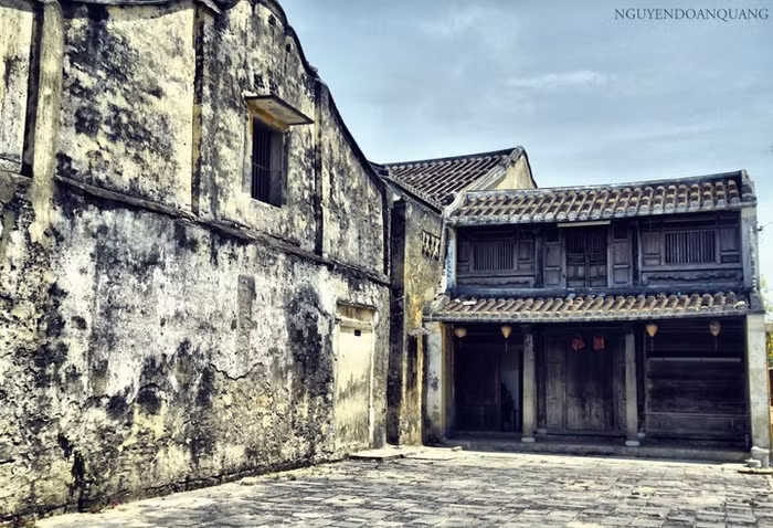 Những chiếc đèn lồng treo lơ lửng trước hiên nhà